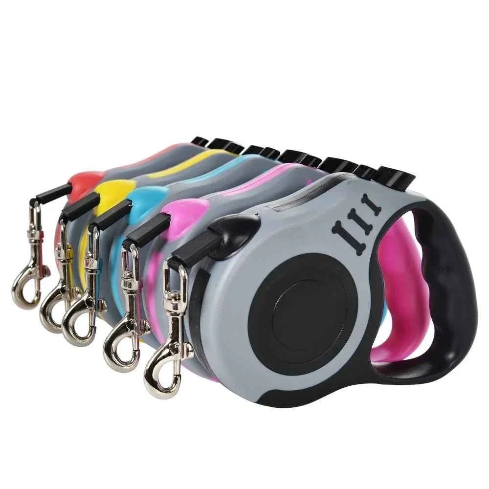 Zatahovací vodítko outdoor pro psy – černá barva, labrador na procházce